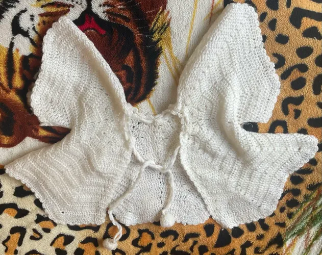 Casaquinho branco neném menina feito a mão 