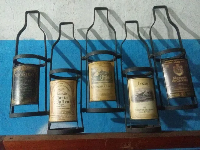 Suporte decorativo para garrafas de vinho