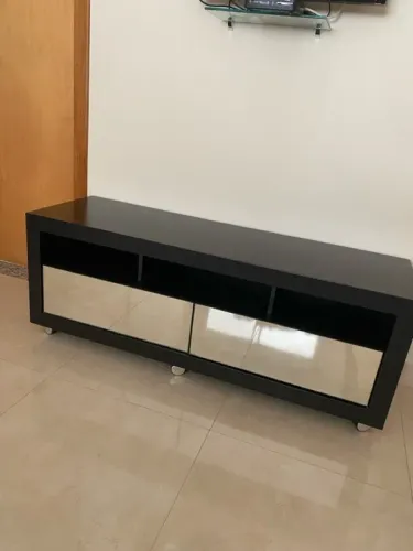 Rack preto com gavetas em espelho tokstok