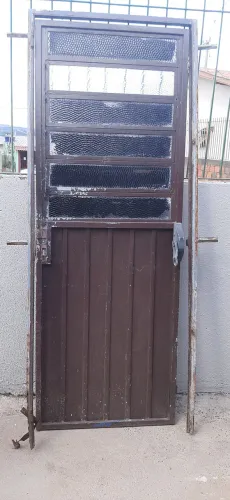 Porta de ferro com vidro