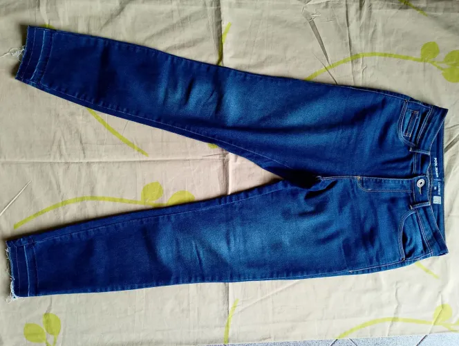 Calça jeans feminina usada.