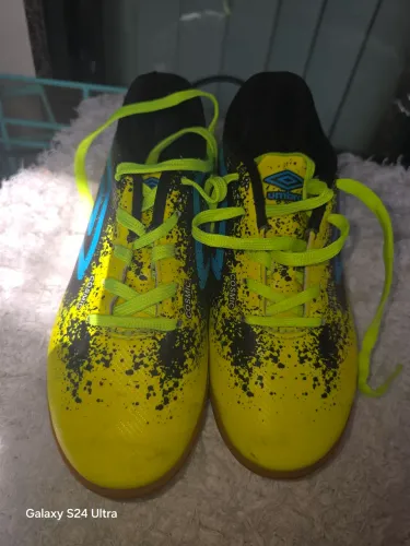 Chuteira de Futsal Umbro Cosmic - Tamanho 33