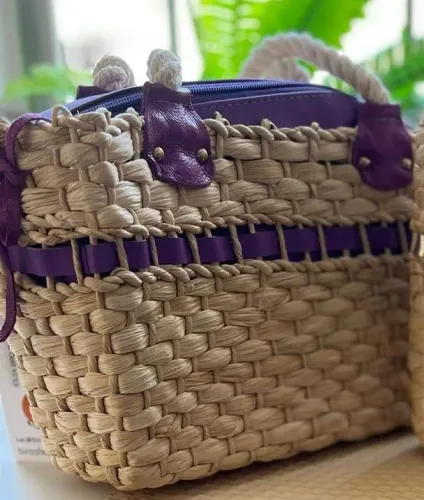 Bolsa de mão artesanal com detalhes em roxo