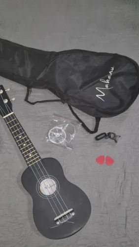 Ukulele Acústico Soprano Com Capa + Afinador + Cordas de Brinde + 2 Palhetas Makanu 