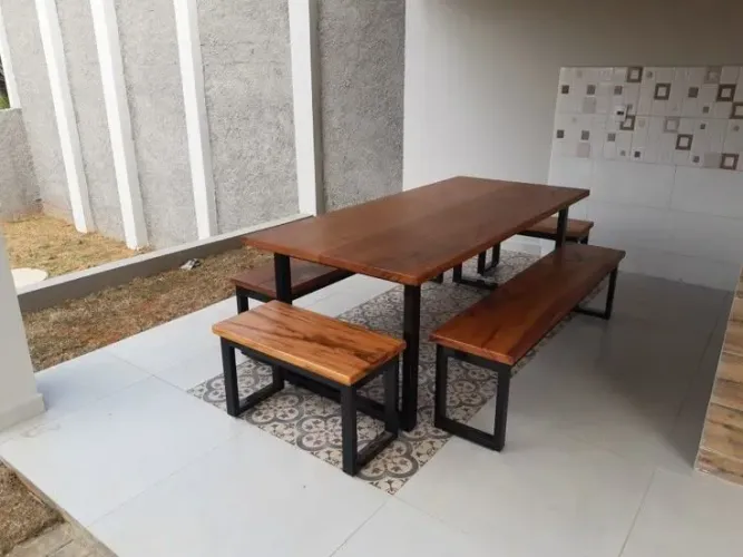 Mesa de Jantar em Madeira Maciça com Estrutura em Ferro