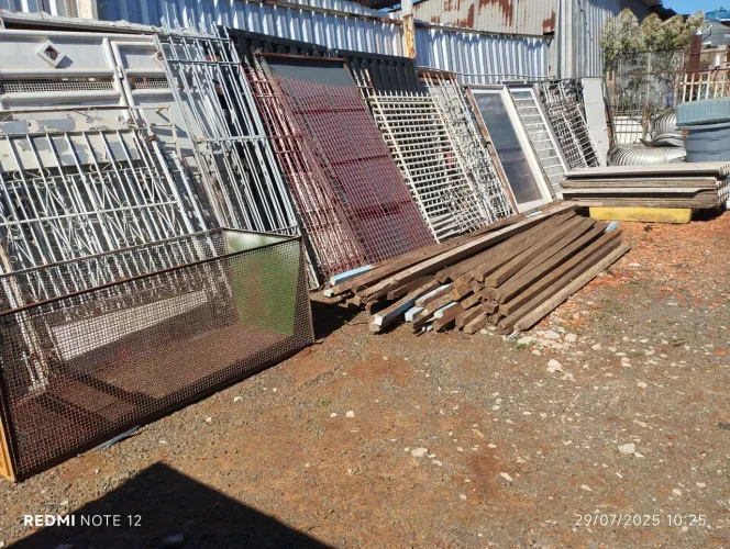 Portas, janelas e grades de ferro e madeira