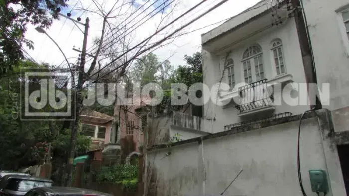Cosme Velho - Rua bucólica - Ótima casa - Living - 4 quartos - 3 Banheiros - Elevador e ga