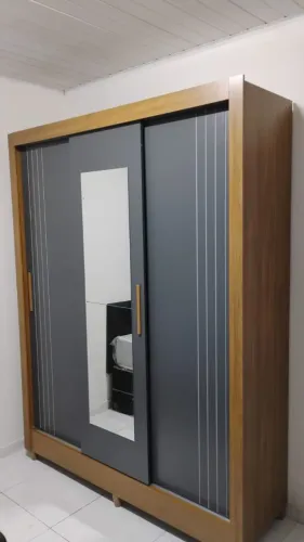 Guarda-roupa com portas de correr 