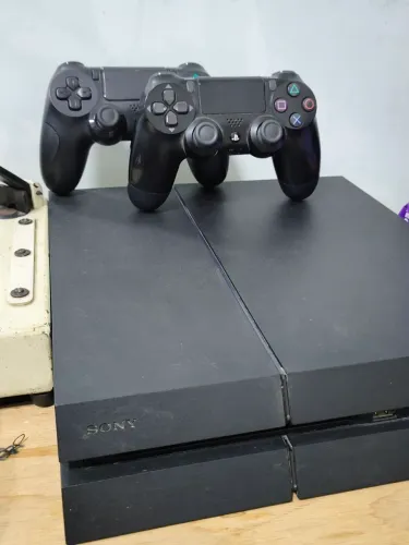 VIDEO GAME PLAYSTATION 4 500 GB 2 CONTROLES