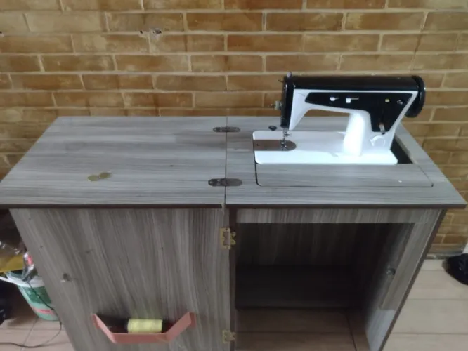 Máquina de costura Singer com mesa.