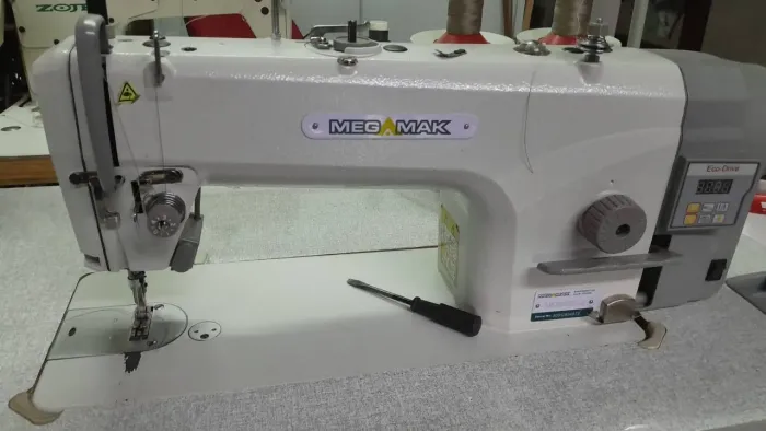 Máquina de costura industrial