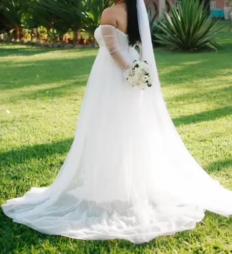 Vestido de noiva com cauda e mangas de tule com pérolas - usado 1 vez