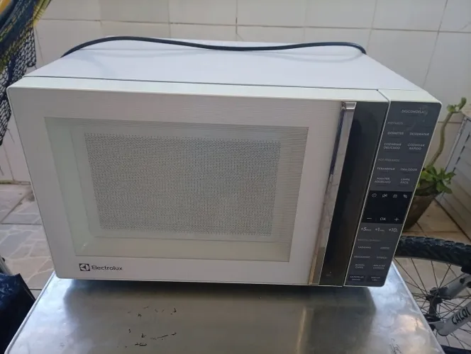Microondas Eletrolux 34L ( para consertar)