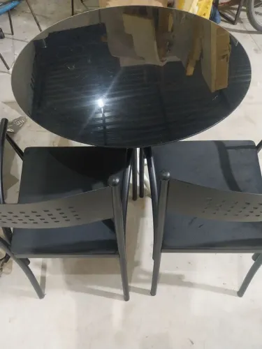 MESA DE VIDRO TEMPERADO REDONDO COM BASE DE FERRO E DUAS CADEIRAS NOVAS DE FERRO FIRMES