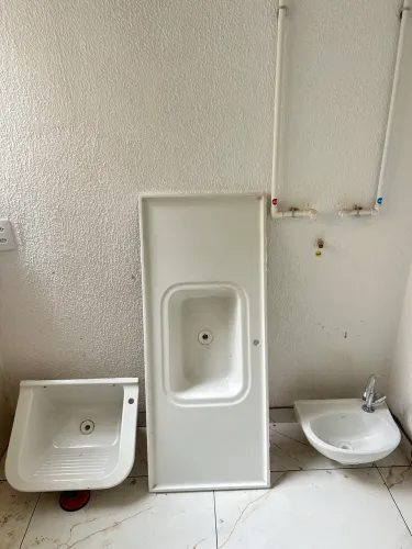Vendo conjunto de pia de cozinha, pia de banheiro e um tanque de lavar roupa 