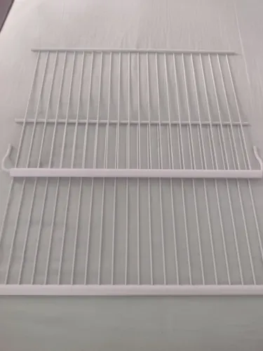 Prateleira para refrigerador em metal da cor branca 