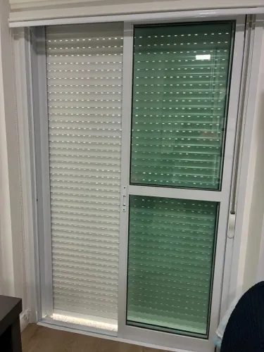 PORTA BALCÃO VIDRO E PERSIANA