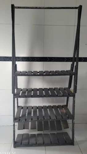 Arara de roupas em madeira pintada