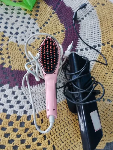 Uma escova de cabelo elétrica e um kinequit 