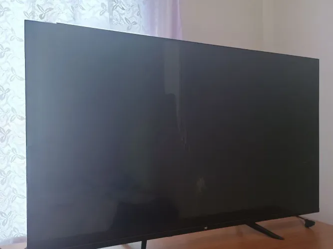 Smart TV 43' com tela danificada.