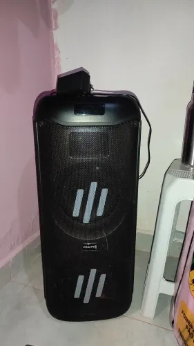 Vende-se caixa de som em ótimo,som potente , funcionamento perfeitamente .