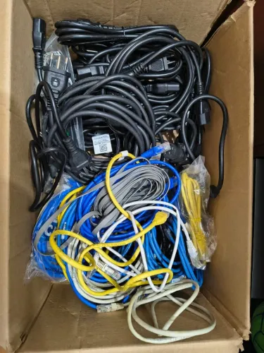 Vendo um total de 49 cabos diversos