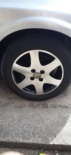 Vendo esse jogo de roda aro 15 com pneus . 185/60 15.