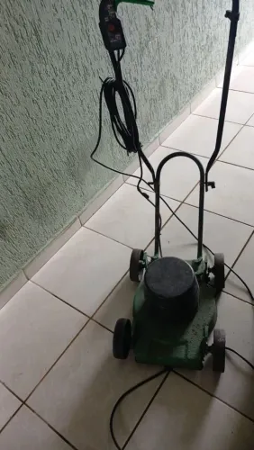 Máquina de cortar grama 
