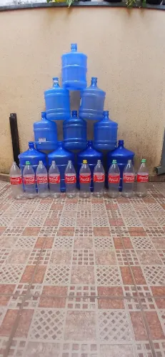 Galões de água mineral retornável vazio