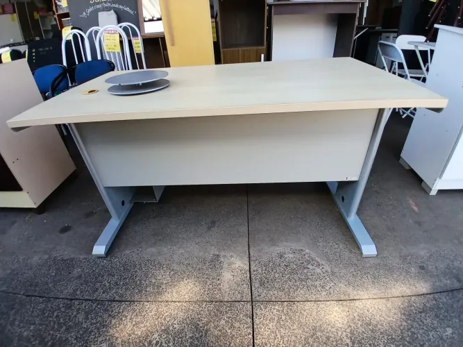 Mesa para escritório grande em MDF possui gaveta com chave seminova conservada