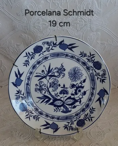 Prato decorativo da linha Cebolinha, fabricado pela Porcelana Schmidt