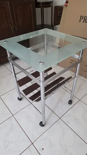 Mesa lateral em vidro 