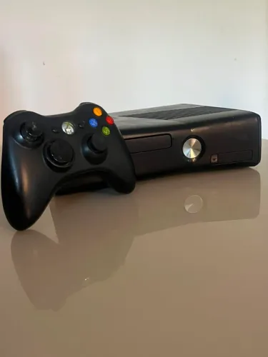 Vende-se Xbox 360 com 20 jogos 1 controle e um kinect por 850,00