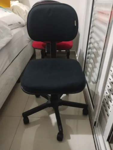 Cadeira para escritório giratória em ótimo estado. Tenho 02 , cada uma a R$150,00 reais.