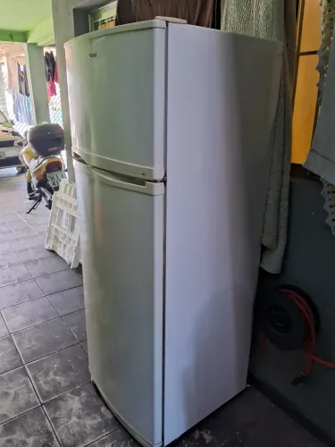 Vende-se Geladeira Consul,usada e sem nenhum tipo de defeito preço bem baixo . 500 reais. 