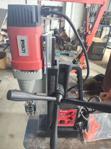 Vendo Furadeira com Base Magnética praticamente Nova