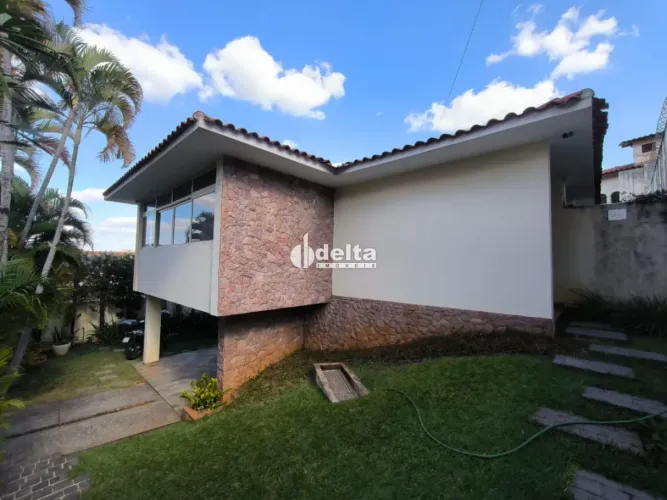 Casa residencial disponível para locação no bairro Fundinho em Uberlândia-MG.