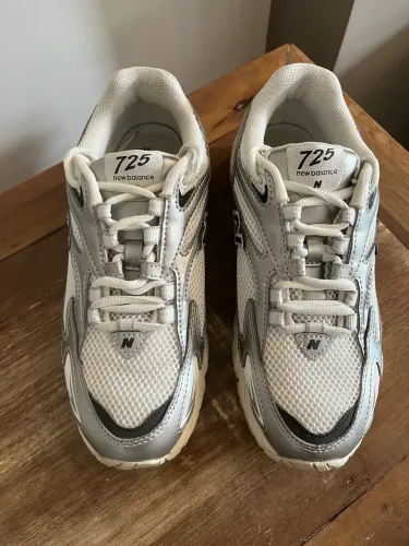 Tênis New Balance 725 Branco e Prata - Original