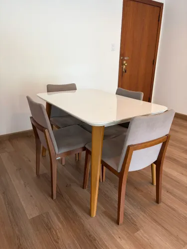 Mesa de jantar com cadeiras