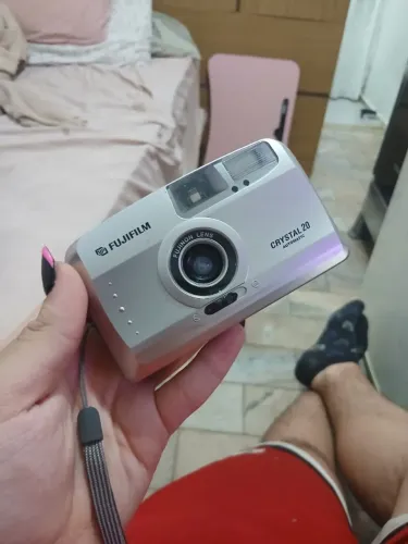 câmera analógica compacta de 35mm da marca Fujifilm, modelo Crystal 20 Automatic.