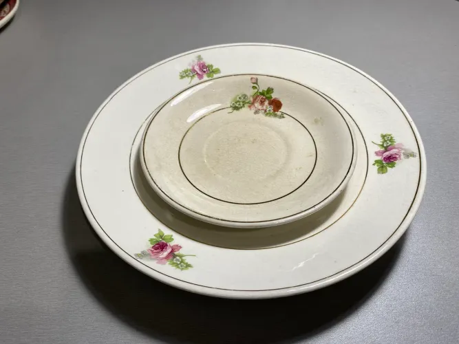 Prato e pires de chá, porcelana Oxford, para decoração de parede ou bancada. Vendo avulso.
