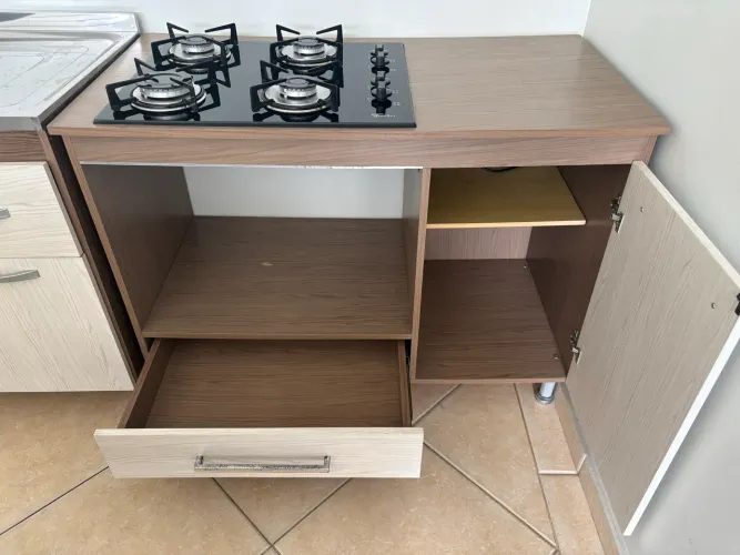 Armário e fogão cooktop 4 bocas.