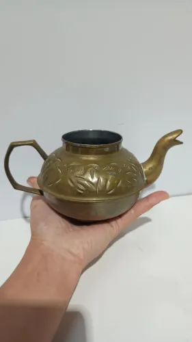 chaleira de latão vintage com detalhes florais gravados. 450 ml
