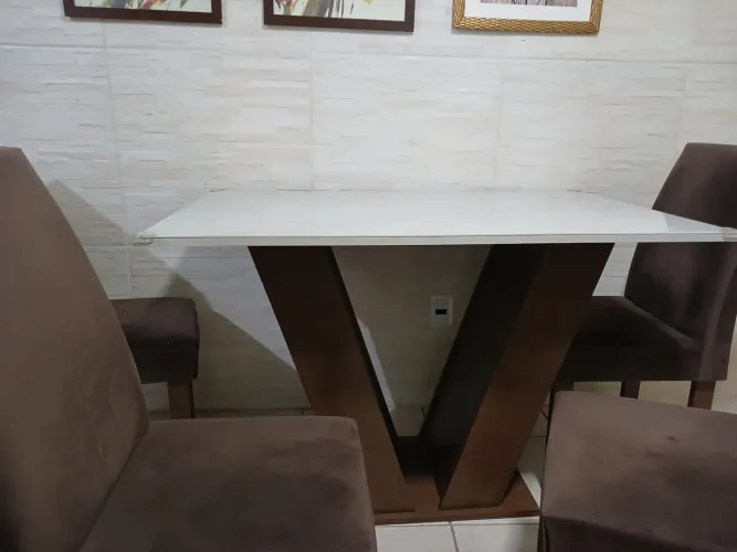 Mesa com tampo de vidro 4 cadeiras