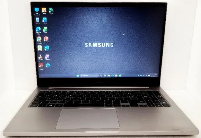 Vendo Notebook Samsung Book NP550XCJ - Intel 10ª Geração com SSD. Win 11 + Office