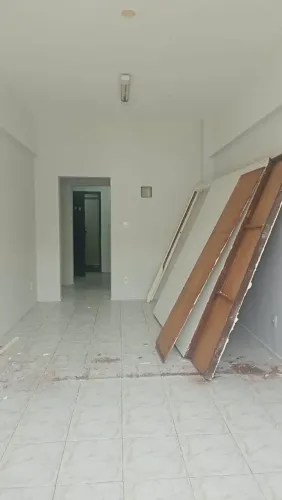 Aluga-se sala comercial para moradia, tratar com dona Adriana *