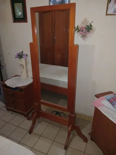 Vendo espelho vertical c suporte de madeira