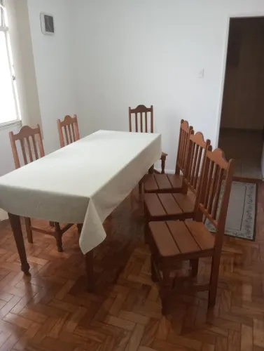 Mesa de madeira de 6 lugares 