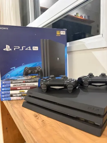 PS4 PRO - 2 CONTROLES - 7 JOGOS