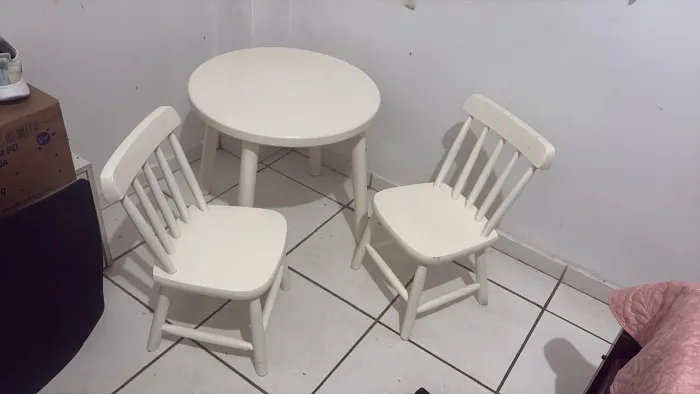 Mesa com cadeira infantil de madeira maciça